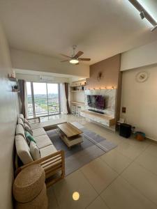 实兆远Ulike Homestay-3Room-4 king Size Bed-The Venus的带沙发和壁炉的客厅