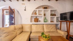 阿尔奇多纳Cortijo Alzamigaja Archidona by Ruralidays的带沙发和电视的客厅