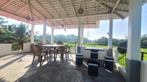 乌纳瓦图纳Villa Crimson Bay的享有美景的庭院配有桌椅。