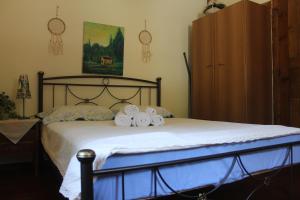 基索斯Malamo's home的一间卧室配有一张带两张可移动毛巾的床