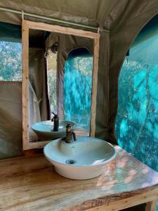 MelewaEchoes of Eden: Forest Haven的帐篷内带水槽的浴室