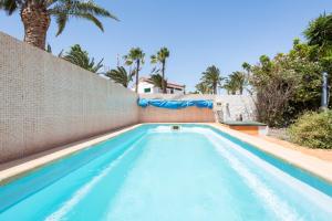 TriquivijateHome2Book Villa Guayarmina, Private Pool的一座房子里一个带水滑梯的游泳池