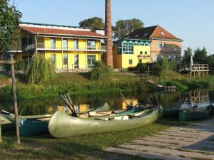 Bad SülzeDoppelzimmer 13 Gästehaus Mühlenstein的一群船在水面上,在建筑物前