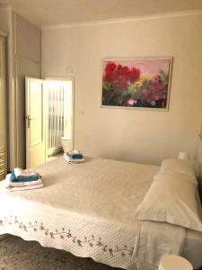 奇维塔卡斯泰拉纳Suali Case nel Borgo的卧室配有一张大床,墙上挂有绘画作品