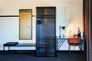 海德堡海德堡住宿加早餐酒店的客房设有书桌、椅子和镜子