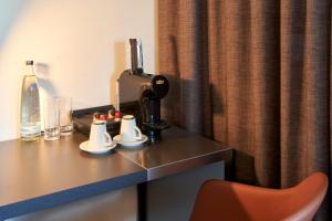 海德堡海德堡住宿加早餐酒店的一张带咖啡机的酒店客房桌子