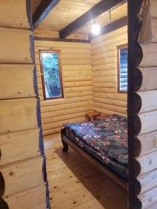 安布罗劳里Cottage Sochi的小木屋内的一个床位