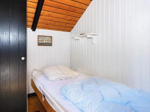 格莱斯堡Holiday home Glesborg LXIII的木天花板的客房内的一张床位
