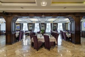 捷尔诺波尔阿瓦隆宫酒店的一间在房间内配有桌椅的餐厅