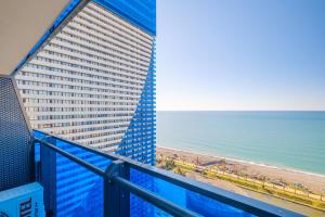 巴统Orbi City Hotel Official D Block的从大楼的阳台上可欣赏到海滩景色