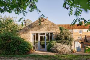 PentneyThe Cart Lodge - relaxing rural spa break的砖屋,设有门和庭院