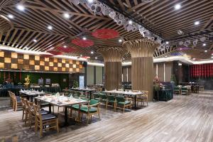 重庆禧满鸿福酒店(重庆江北国际机场店)的餐厅内带桌椅的用餐室