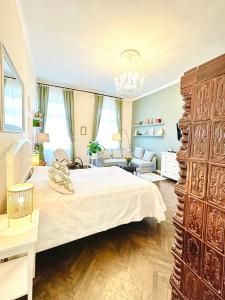 布达佩斯The Spot with Green Chair - cozy space near Danube的一间带大床的卧室和一间客厅