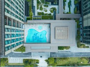 广州广州白云国际会议中心越秀源宿酒店（广交会期间免费穿梭巴士至展馆）的建筑的空中景观,上面有壁画