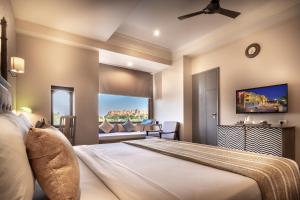 斋沙默尔Rupal Residency的一间带大床的卧室和一间客厅
