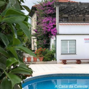 FagildeA Casa da Celeste的游泳池旁一座鲜花盛开的房子
