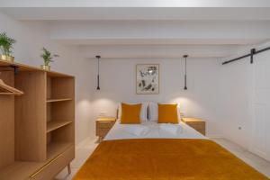 皮兰B&B Miracolo di Mare Golden House的一间卧室配有一张带橙色枕头的大床