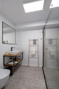 皮兰B&B Miracolo di Mare Golden House的一间带水槽、卫生间和镜子的浴室