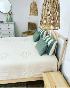 塔维拉Quinta Almargem Lusitano - Farm House的一间卧室配有带绿色和白色枕头的床