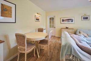 贝尔福德Host & Stay - Sandpipers的客厅配有桌子和沙发