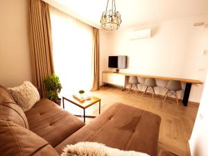 乌尔齐尼LaCasa Apartments Ulcinj的带沙发和电视的客厅