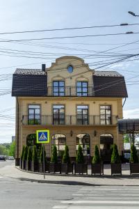 捷尔诺波尔阿瓦隆宫酒店的一座大型黄色建筑,上面设有阳台