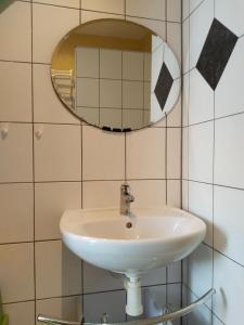 博兹达尔Penzion Kubis的一间带水槽和镜子的浴室