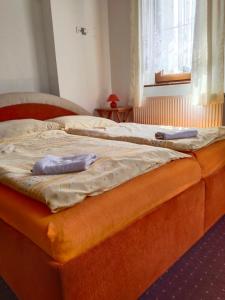 博兹达尔Penzion Kubis的卧室内的两张床,配有两个枕头