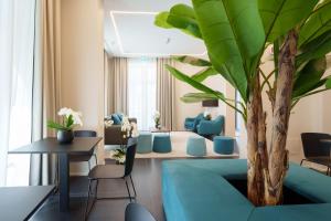 维亚雷焦Vi Suites的客厅配有蓝色的沙发和一棵树