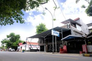 LutanHotel Puri Lembang near Universitas Sulawesi Barat Majene的街道边的建筑物