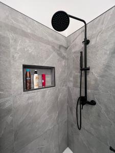 拉瓦斯克莱托La Vita的浴室内配有淋浴和头顶淋浴