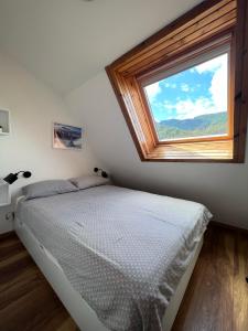 拉瓦斯克莱托La Vita的一间卧室设有一张床和一个大窗户