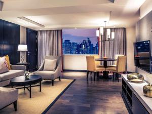 曼谷Mercure Bangkok Sukhumvit 11的一间享有城市美景的客厅