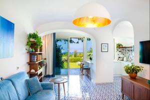 伊斯基亚OraBlu Exclusive Villas的客厅配有蓝色的沙发和桌子