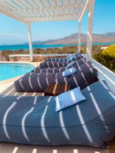 艾拉方索斯Elafonisos Mare的游泳池畔的蓝色充气床