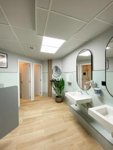 瓦伦西亚The POD Suite Hostel的浴室设有2个水槽和镜子
