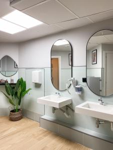 瓦伦西亚The POD Suite Hostel Blasco的浴室设有2个水槽和2面镜子