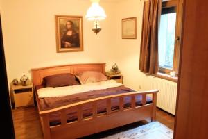 格丁尼亚Apartament Bilard nad Bałtykiem的卧室配有一张挂在墙上的床铺