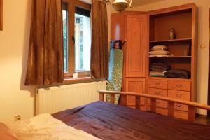 格丁尼亚Apartament Bilard nad Bałtykiem的一间卧室配有床、橱柜和窗户
