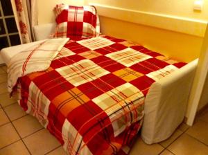 乌瑞基尼Domaine de Bordaberry的客房内的一张红色和白色的床