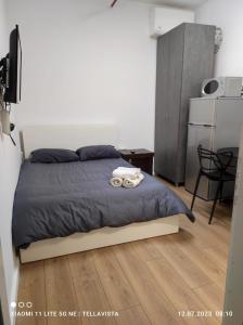 特拉维夫Nahal Oz 33的一间卧室配有一张床,床上有毛巾