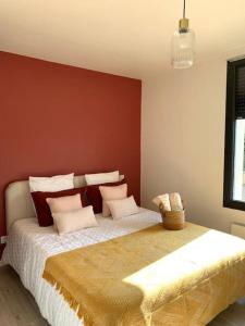 沙泰勒罗Villa chic 3 chambres ,2 SDB的一间卧室设有一张带红色墙壁的大床