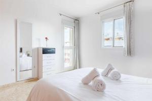 托雷德尔马尔Apartamento Azucarera Beach Torre del Mar的白色卧室配有白色床和白色枕头