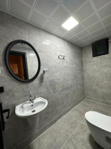 ÇaykaraPaye Suite Uzungol的一间带水槽和镜子的浴室