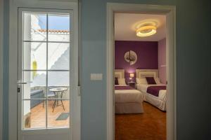 CarrascalejoCasa Rural La Posada del 42的客房设有两张床,享有阳台的景色。