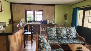 拉迪格岛Lianita's Cottage (Selfcatering)的带沙发的客厅和厨房