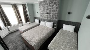 伦敦夏洛特宾馆的带两张床和两个窗户的房间