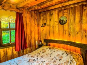 里泽Kaf Dagi Konak Hotel的卧室配有木墙内的一张床