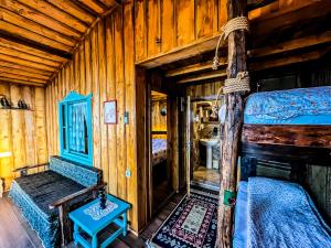 里泽Kaf Dagi Konak Hotel的小木屋内带两张床的房间
