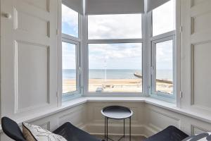 桑德兰5 Roker Terrace - Seaview apartments的客房设有可欣赏海滩景致的窗户。